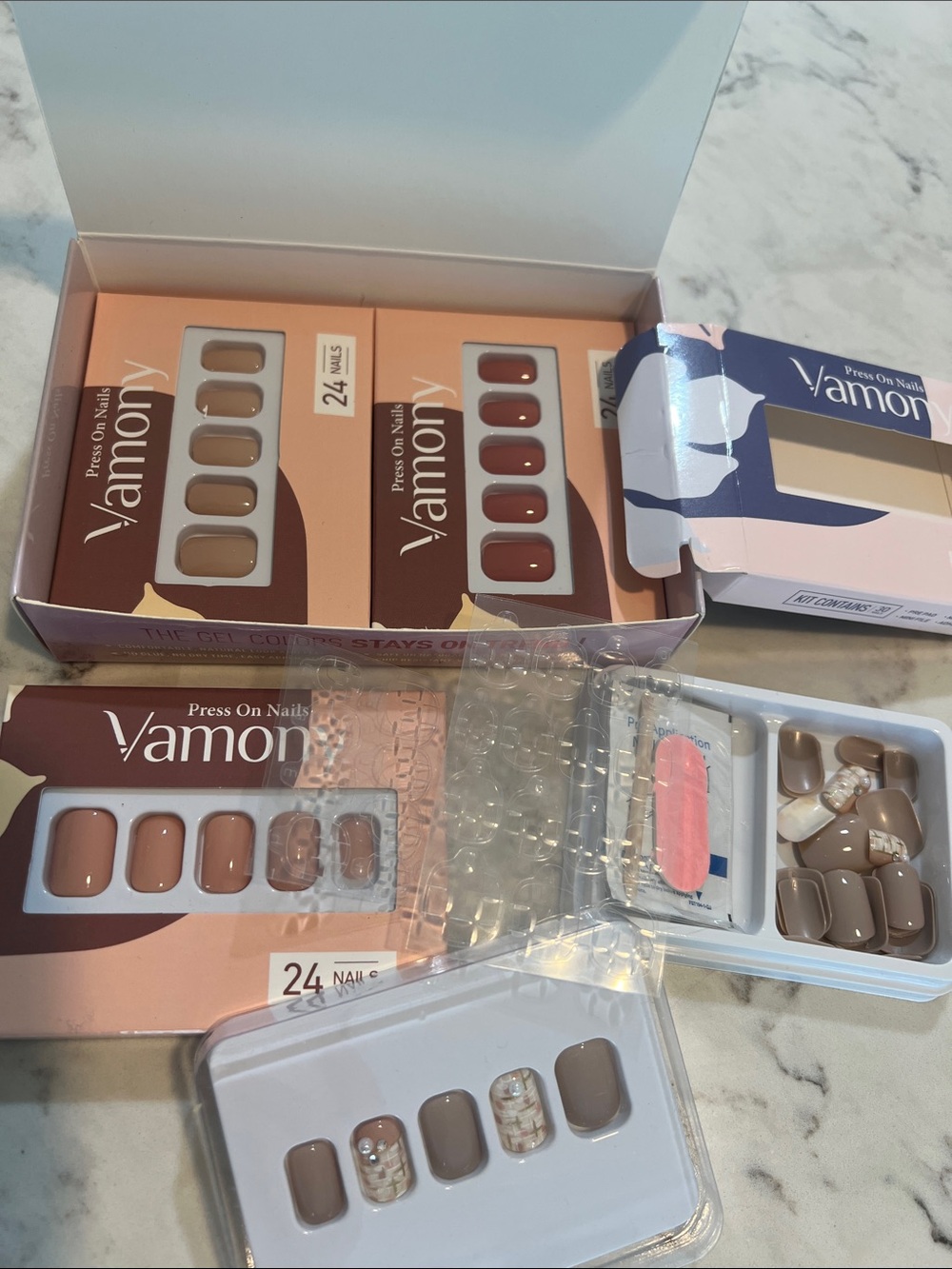 Vamony Press-On Nails Set in Taupe and Nude